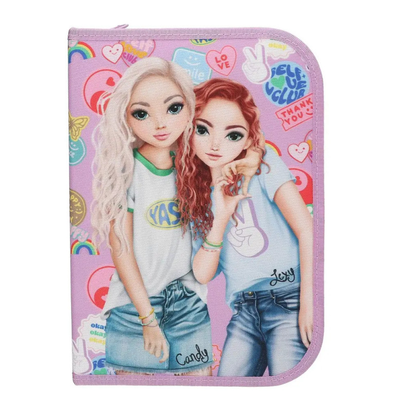Zwei illustrierte Mädchen posieren auf einem rosa Etui mit bunten Stickern und den Namen Candy und Lexy.