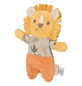 Kuscheltier-Löwe mit orangefarbener Mähne, gemustertem Shirt und Hose, lächelnd mit ausgestreckten Armen.