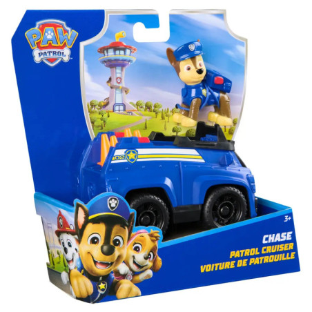 PAW Patrol Chase Spielzeug im blauen Polizeiauto, verpackt mit Cartoonfiguren und Aussichtsturm im Hintergrund.