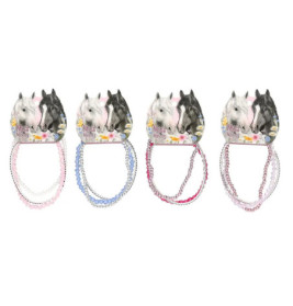 Vier Packungen Perlenketten und Armbänder mit Pferdemotiven in Rosa, Blau und Lila.