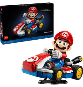 LEGO Mario sitzt im roten Kart, dahinter ist die Produktverpackung des gleichen LEGO Mario Kart Sets zu sehen.