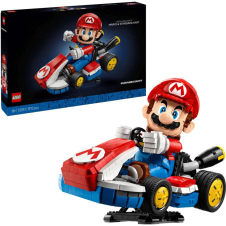 LEGO Mario sitzt im roten Kart, dahinter ist die Produktverpackung des gleichen LEGO Mario Kart Sets zu sehen.