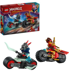 LEGO Ninjago Dragons Rising Set mit zwei Minifiguren auf bunten Motorrädern, Verpackung im Hintergrund.