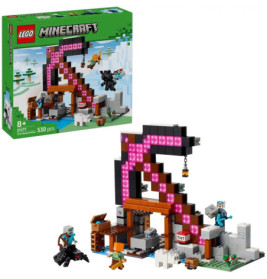 LEGO Minecraft Set mit großer pinker Spitzhacke, Minifiguren und Verpackung im Hintergrund.