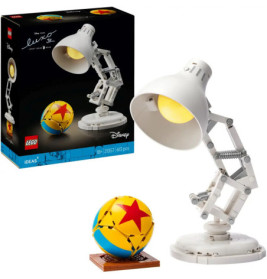 LEGO-Set von Pixars Luxo Jr. Lampe und Ball, mit Verpackung des aufgebauten Modells und Disney-Logo.