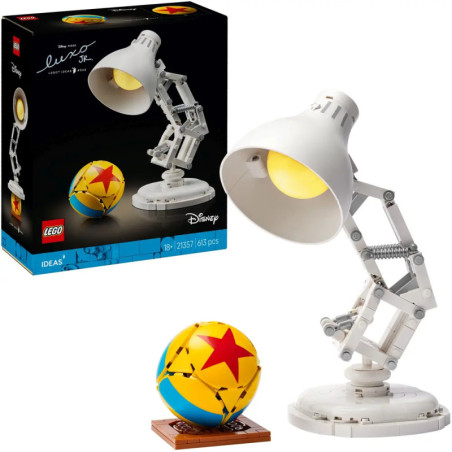 LEGO-Set von Pixars Luxo Jr. Lampe und Ball, mit Verpackung des aufgebauten Modells und Disney-Logo.