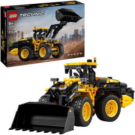 LEGO Technic Set: Volvo Radlader in Gelb-Schwarz, Baukasten und Fahrzeug im Vordergrund, Verpackung im Hintergrund.