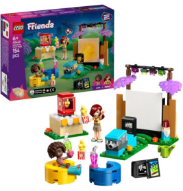 LEGO Friends Outdoor-Kino-Set mit zwei Minifiguren, Sitzen, Snacks, Leinwand und Verpackung im Hintergrund.