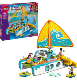 LEGO Friends Katamaran-Set mit Minifiguren, Meerestieren und Verpackung im Hintergrund.