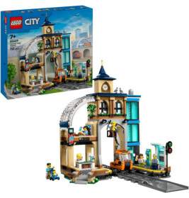 LEGO City Set mit Bahnhof, Minifiguren und Verpackung, die das aufgebaute Modell zeigt.