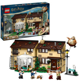 LEGO Harry Potter Set Ligusterweg mit Haus, Minifiguren, fliegender Figur und Verpackung im Hintergrund.