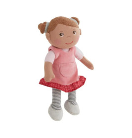 Stoffpuppe mit braunen Zöpfen, rosa Kleid, gestreifter Leggings und weißen Schuhen.