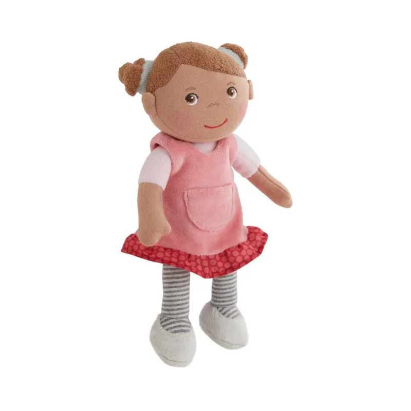 Stoffpuppe mit braunen Zöpfen, rosa Kleid, gestreifter Leggings und weißen Schuhen.