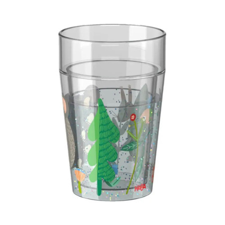 Klarer Becher mit farbenfrohen Wald- und Baumillustrationen auf der Oberfläche.