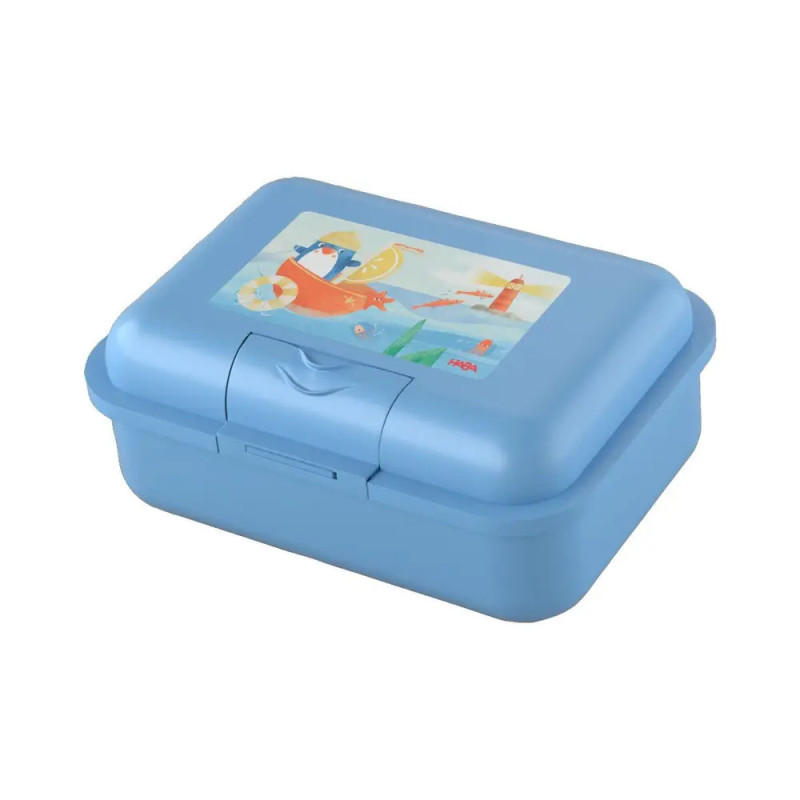 Blaue Brotdose mit bunter Tier- und Bootsillustration auf dem Deckel vor weißem Hintergrund.