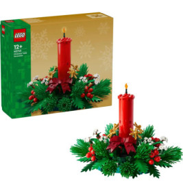 LEGO-Set einer roten Festtagskerze mit grünem Laub, Beeren und weißen Blumen, samt Verpackung.