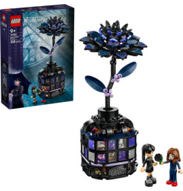 LEGO-Set: Große schwarz-lila Blume und zwei Minifiguren, inspiriert von der Serie Wednesday.