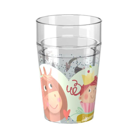 Klarer Plastikbecher mit Cartoon-Motiven von Pferd, Person mit Krone und kleinen Herz-Designs.