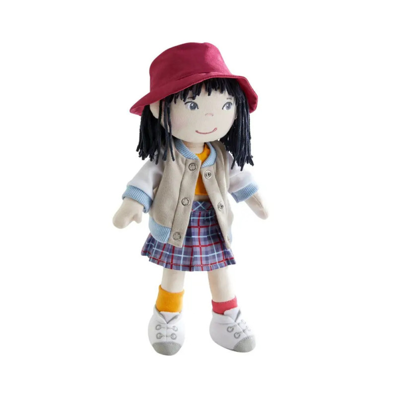 Plüschpuppe mit schwarzen Haaren, rotem Hut, kariertem Rock, beiger Jacke und ungleichen Socken und Schuhen.