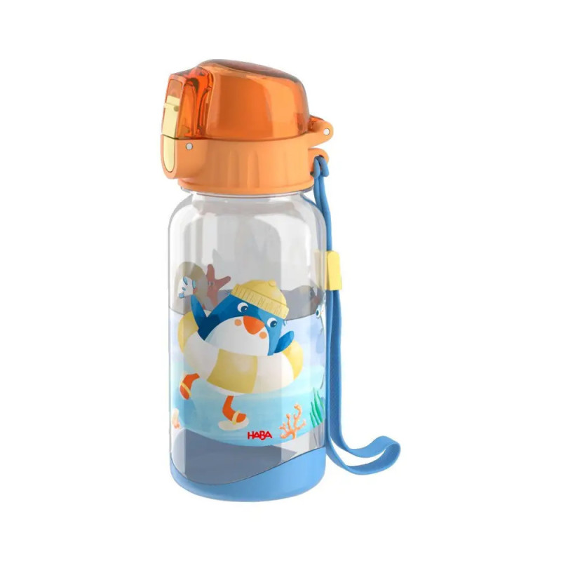 Durchsichtige Trinkflasche mit orangefarbenem Deckel, blauem Band und Pinguin im gelben Schwimmring an der Seite.