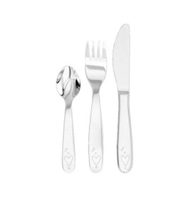 Silbernes Besteck-Set aus Löffel, Gabel und Messer mit Herzmotiven auf den Griffen, nebeneinander angeordnet.