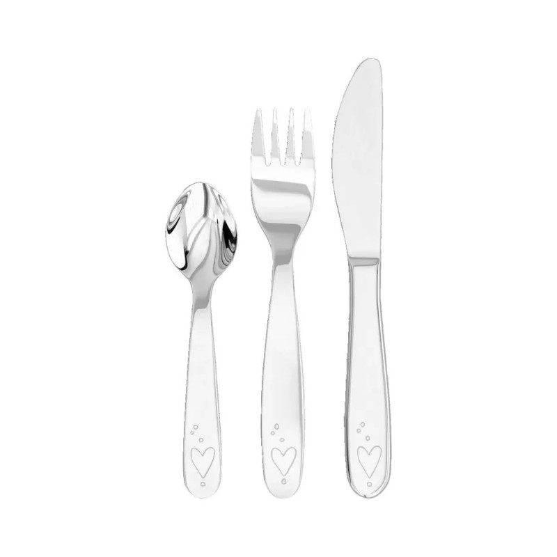 Silbernes Besteck-Set aus Löffel, Gabel und Messer mit Herzmotiven auf den Griffen, nebeneinander angeordnet.