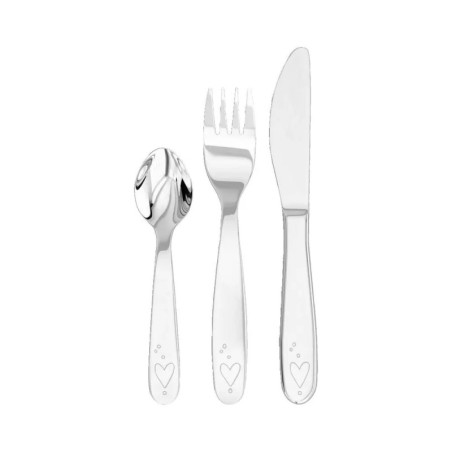 Silbernes Besteck-Set aus Löffel, Gabel und Messer mit Herzmotiven auf den Griffen, nebeneinander angeordnet.