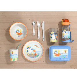 Kindergeschirr-Set mit Pinguinmotiven: Teller, Schalen, Besteck, Becher, Flasche und Brotdose.