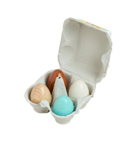 Offener Karton mit vier Holzeiern, die jeweils unterschiedlich bunt bemalt oder naturbelassen sind.