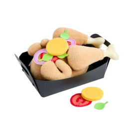 Stoff-Hähnchenschenkel und Filzgemüse in schwarzer Schale, arrangiert wie eine Mahlzeit.