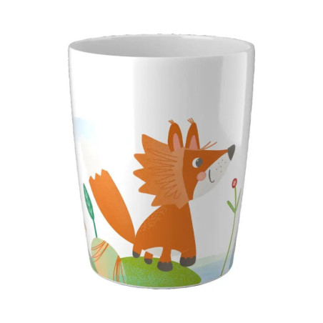 Weiße Tasse mit süßem Cartoon-Fuchs auf Gras, Blumen und blauem Himmel im Hintergrund.