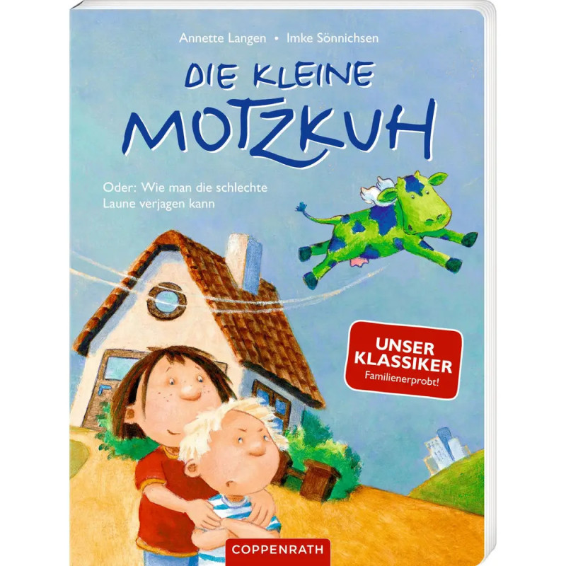 Cover von Die kleine Motzkuh: Zwei Kinder vor einem Haus und eine fliegende grüne Kuh am Himmel.