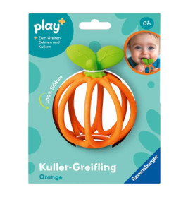 Oranges Silikon-Babyspielzeug in Fruchtform mit grünen Blättern, verpackt, daneben ein Baby bei der Benutzung.