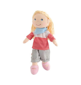 Weiche Puppe mit blonden Wollhaaren, rot gestreiftem Shirt, grauer Hose und rosa Schuhen.