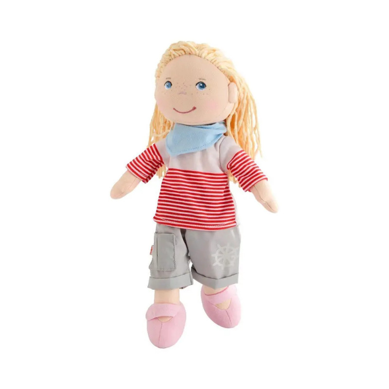Weiche Puppe mit blonden Wollhaaren, rot gestreiftem Shirt, grauer Hose und rosa Schuhen.