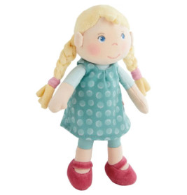 Stoffpuppe mit blonden Zöpfen, blauen Augen, türkisem gepunkteten Kleid und rosa Schuhen.