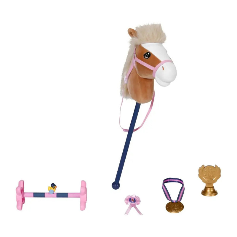 Plüsch-Steckenpferd mit Zubehör: Sprunghindernis, Schleife, Medaille, Rosette und Pokal vor weißem Hintergrund.