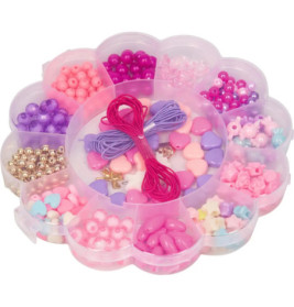 Blumenförmiger Organizer mit bunten Perlen, Herzformen und Fäden zum Schmuckbasteln.