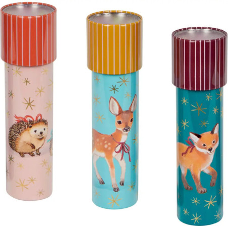 Drei bunte Kaleidoskope mit Tiermotiven (Igel, Reh, Fuchs), jeweils mit gestreifter Kappe.