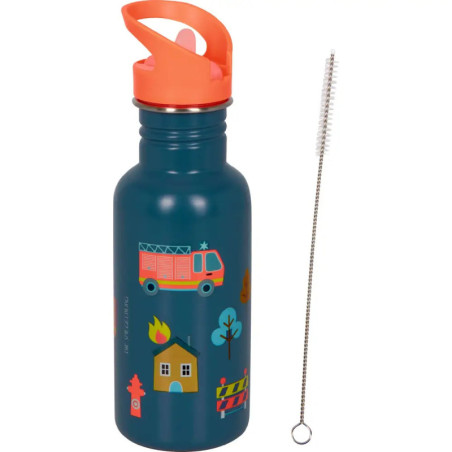 Blaue Trinkflasche mit Feuerwehrauto-, Haus- und Baum-Motiven, orangem Deckel und Metallreinigungsbürste.