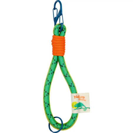 Grüne Kletterseil-Sitzstange mit oranger Umwicklung, blauen Clips und angebrachtem Nature Zoom Etikett.