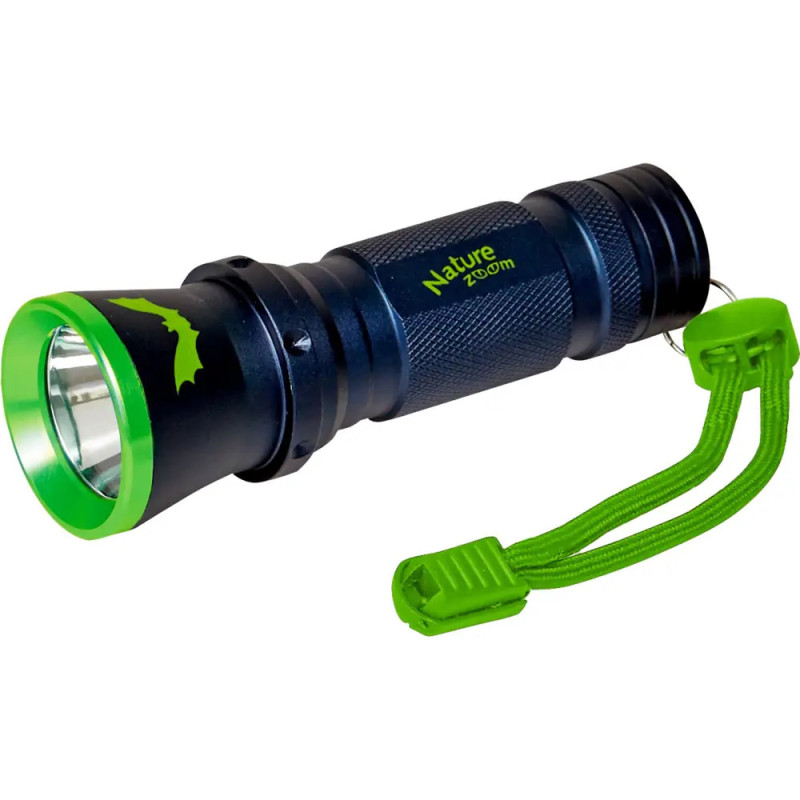 Schwarz-grüne Taschenlampe mit Handschlaufe, Nature Zoom-Logo und Fledermausmotiv nahe der Linse.