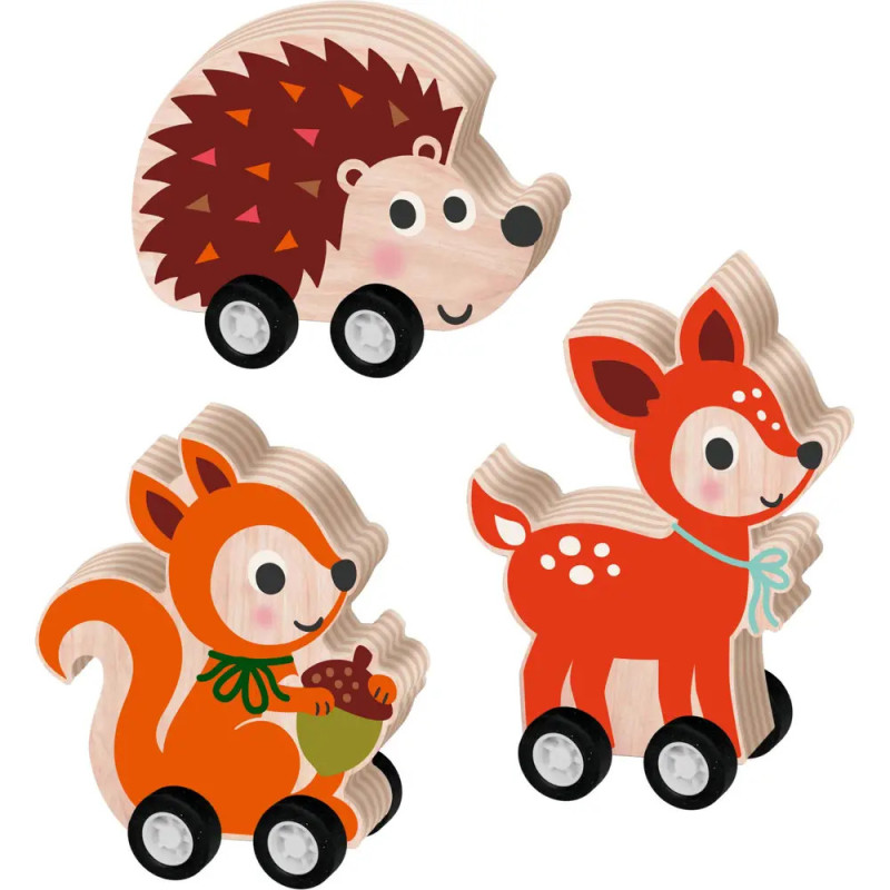 Drei Holzspielzeug-Tiere auf Rollen: ein Igel, ein Eichhörnchen mit Eichel und ein Hirsch mit blauem Schal.