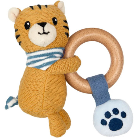 Plüsch-Tiger mit Holzring, an dem eine Rassel mit blauem Pfotenabdruck befestigt ist.