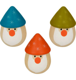 Drei Holz-Wichtel mit bemalten Mützen in Blau, Grün und Rot, jeweils mit einer runden roten Nase.