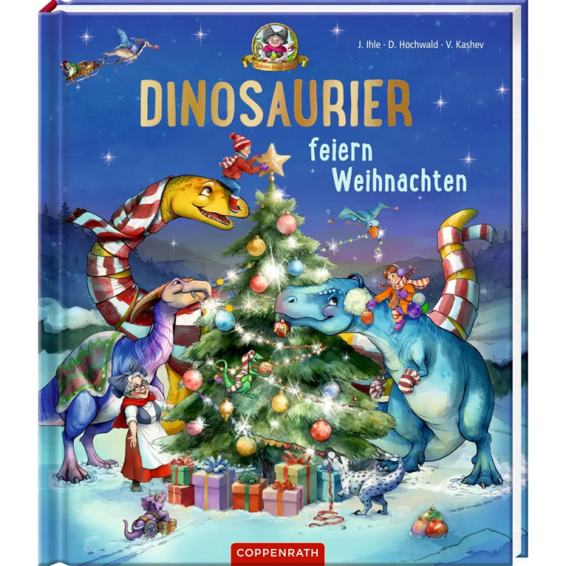 Vier Dinosaurier schmücken mit Kindern einen Weihnachtsbaum vor winterlicher Kulisse mit Lichtern.