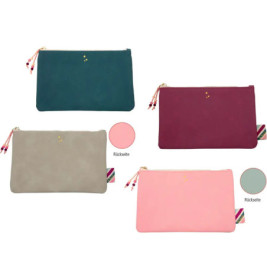 Vier Reißverschlussetuis in Türkis, Burgunderrot, Grau und Rosa mit je einem kleinen, perlenbesetzten Anhänger.