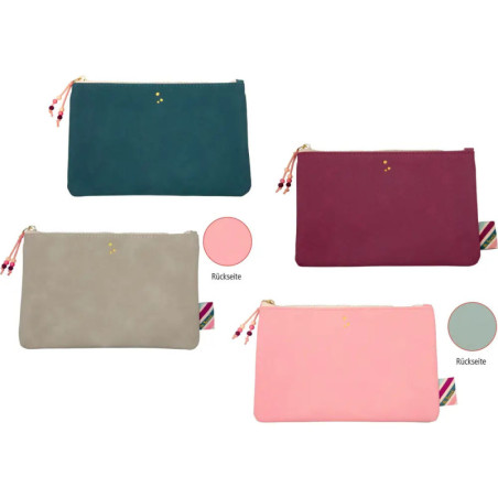 Vier Reißverschlussetuis in Türkis, Burgunderrot, Grau und Rosa mit je einem kleinen, perlenbesetzten Anhänger.