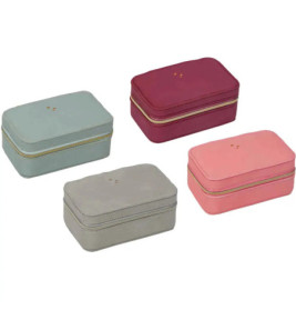 Vier rechteckige Schmuckkästchen mit Reißverschluss in Grün, Weinrot, Rosa und Grau auf weißem Hintergrund.