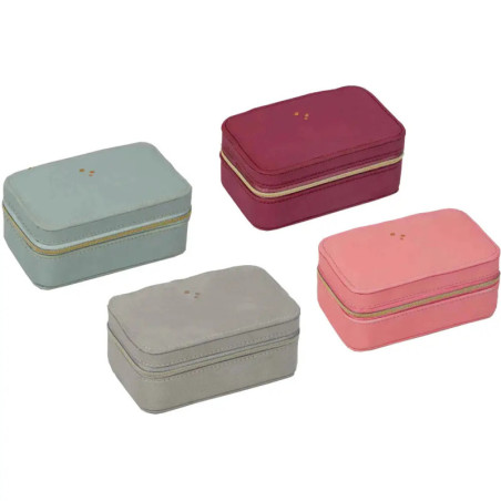 Vier rechteckige Schmuckkästchen mit Reißverschluss in Grün, Weinrot, Rosa und Grau auf weißem Hintergrund.